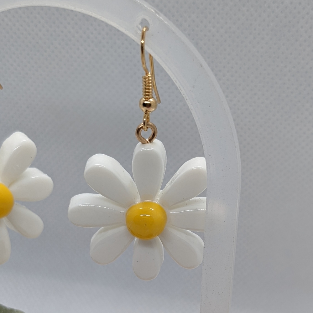 Pair of Sunny, Dangling Daisy Earrings - Picture 4 of 7